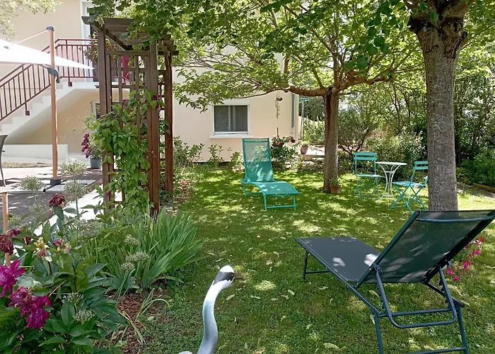 Charmant F1 Independant Rez De Jardin Proche De Vichy Petits Dej Compris